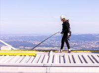 Chantal Kopf läuft gesichert auf eine Windkraftanlage.