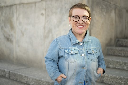 Eine Porträtaufnahme von Simone Fischer auf den Stufen vom Reichstag