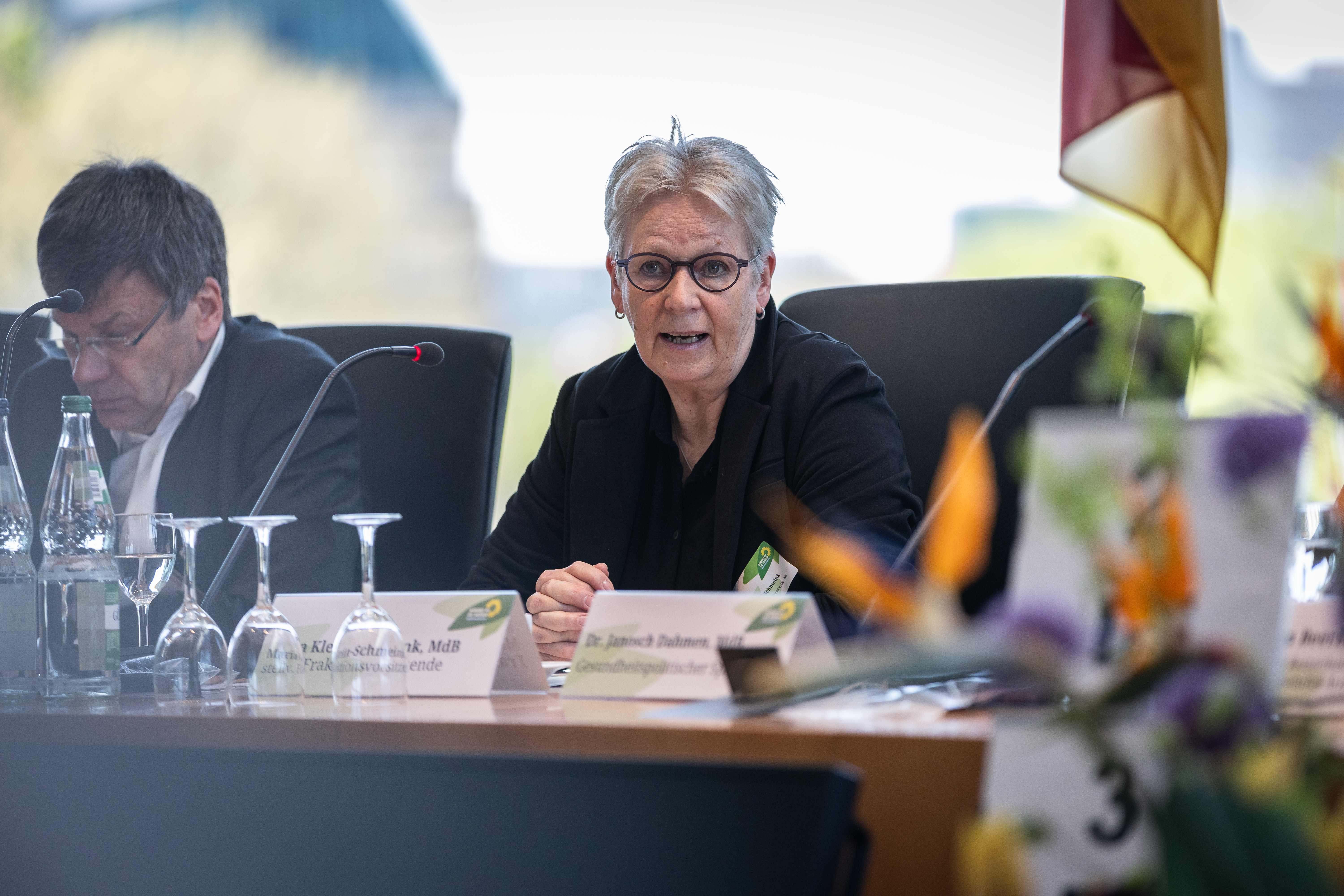 Die stellvertretende Fraktionsvorsitzende Maria Klein-Schmeink sitzt bei der Rettungsdienstkonferenz.
