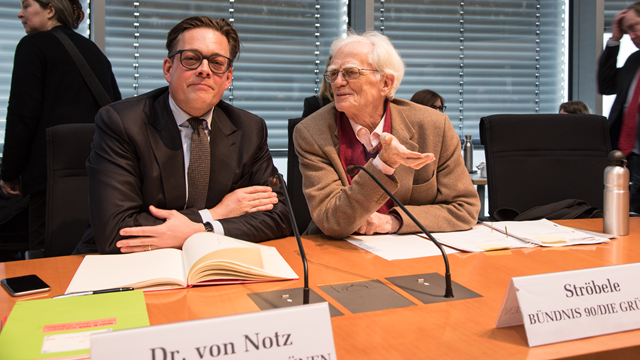 Hans-Christian Ströbele und Konstantin von Notz bei einer Veranstaltung der grünen Bundestagsfraktion. (vrnl)