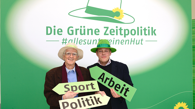 Hans-Christian Ströbele und Konstantin von Notz bei einer Kampagne der grünen Bundestagsfraktion zur Zeitpolitik (vlnr)